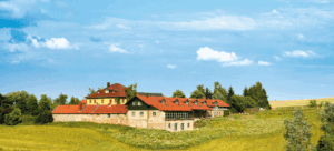 Schloss Wasmuthhausen, aus der Ferne mit blauem Hommel